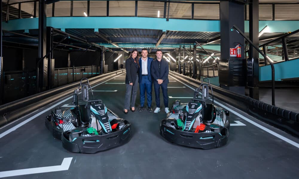 Vicky Piria e Matteo Bobbi con il sindaco di Imola Marco Panieri durante l'inaugurazione di Theway Kart