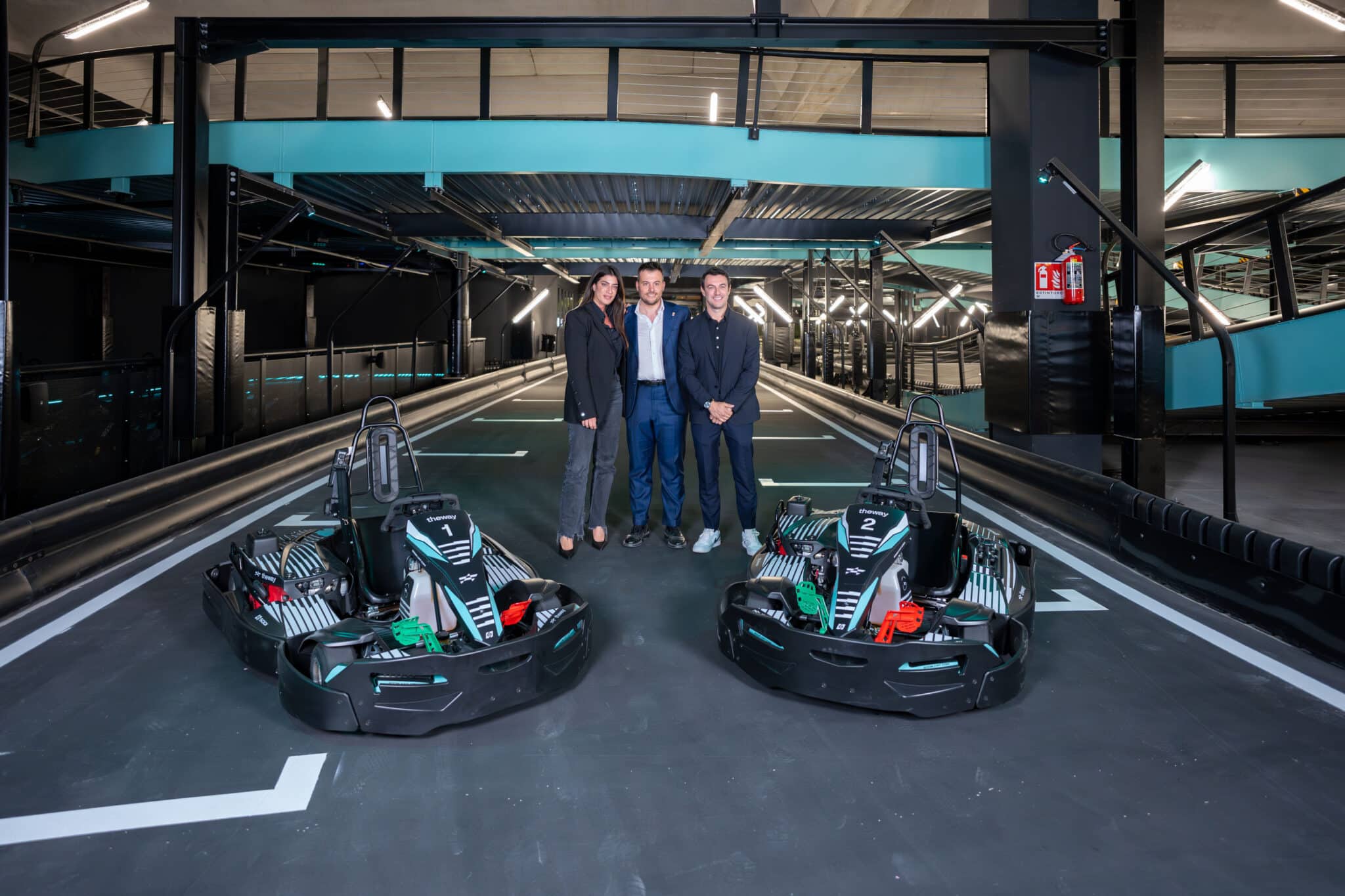 Vicky Piria e Matteo Bobbi con il sindaco di Imola Marco Panieri durante l'inaugurazione di Theway Kart