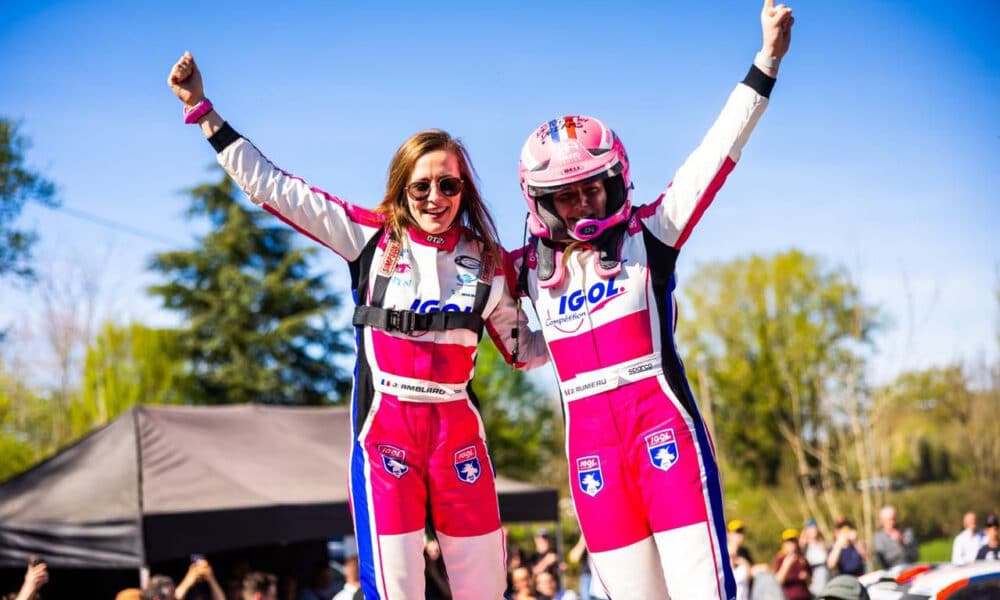 Sarah Rumeau e la co-pilota Julie Amblard che festeggiano la vittoria