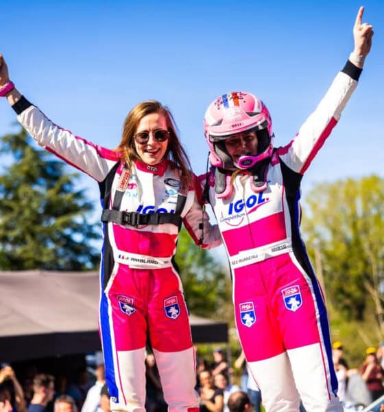 Sarah Rumeau e la co-pilota Julie Amblard che festeggiano la vittoria
