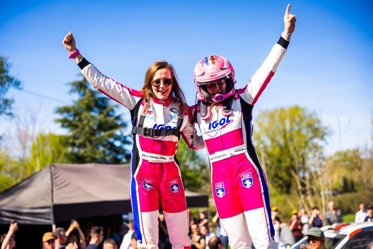 Sarah Rumeau e la co-pilota Julie Amblard che festeggiano la vittoria