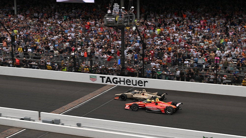 foto finish della 500 miglia di Indianapolis 2026 tra Rosenqvist e Malukas (© indycar.com)