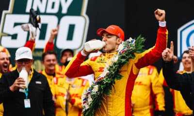 Palou beve il latte dopo aver vinto la Indy 500 (© indycar.com)