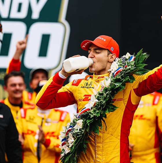 Palou beve il latte dopo aver vinto la Indy 500 (© indycar.com)