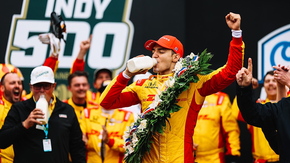 Palou beve il latte dopo aver vinto la Indy 500 (© indycar.com)