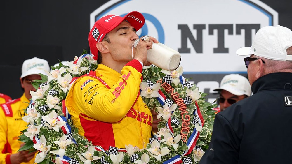 I festeggiamenti di Palou con il latte dopo la vittoria dell'Indy 500 2025 (© indycar.com)