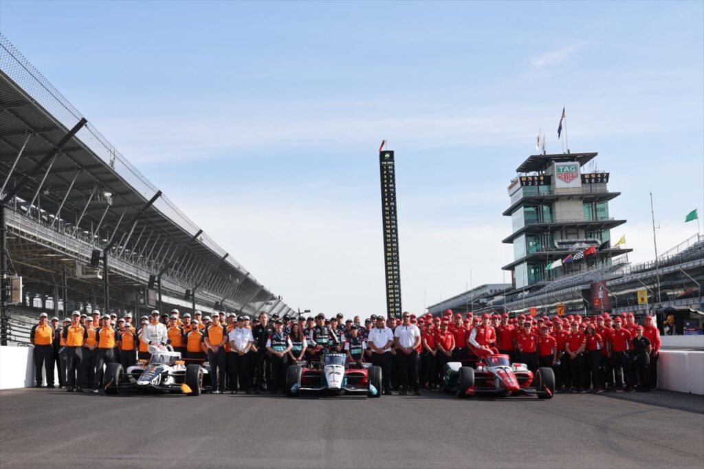 La consueta foto celebrativa della Front Row. Qui quella del 2025, con Pato O'Ward, Takuma Sato e Robert Schwarzman (© indycar.com)