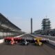 Foto di rito della prima fila per la 500 miglia di Indianapolis 2026 (© indycar.com)