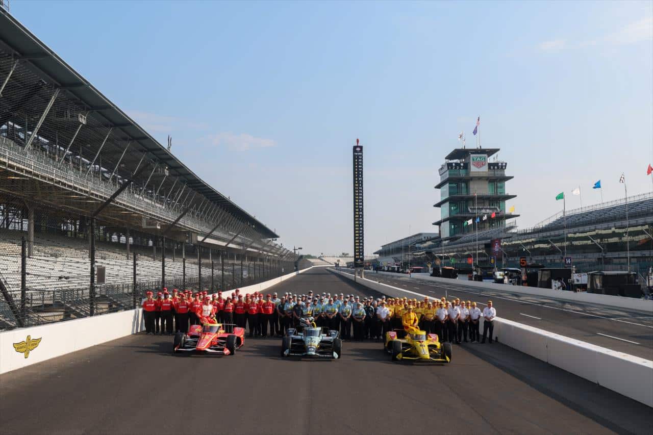Foto di rito della prima fila per la 500 miglia di Indianapolis 2026 (© indycar.com)