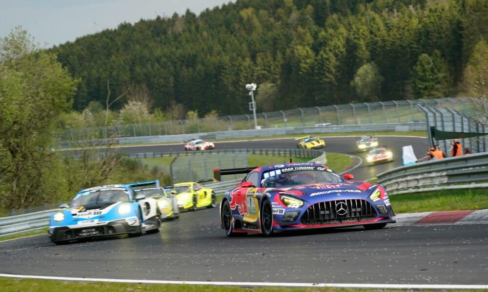 In primo piano la #3 Mercedes di Max Verstappen alla 24 Ore del Nurburgring (© www.24h-media.de / Gruppe C Photography)