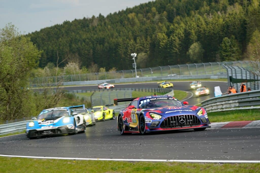 In primo piano la #3 Mercedes di Max Verstappen alla 24 Ore del Nurburgring (© www.24h-media.de / Gruppe C Photography)