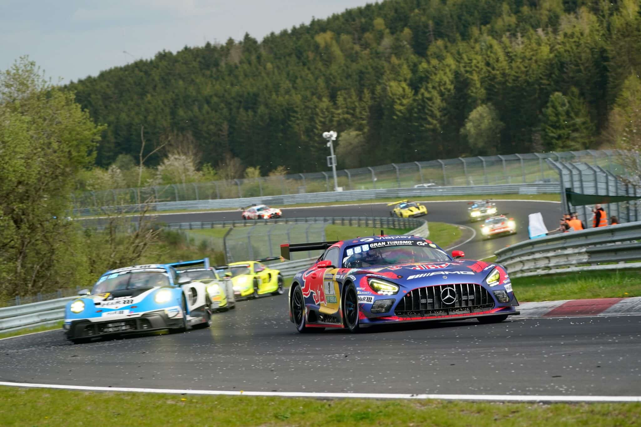 In primo piano la #3 Mercedes di Max Verstappen alla 24 Ore del Nurburgring (© www.24h-media.de / Gruppe C Photography)