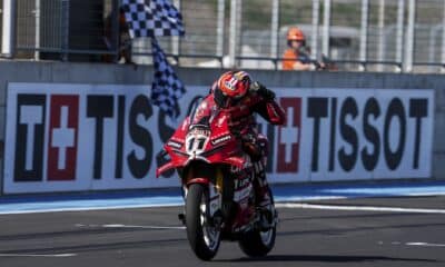 Nicolò Bulega sul traguardo del Balaton Park (© worldsbk.com