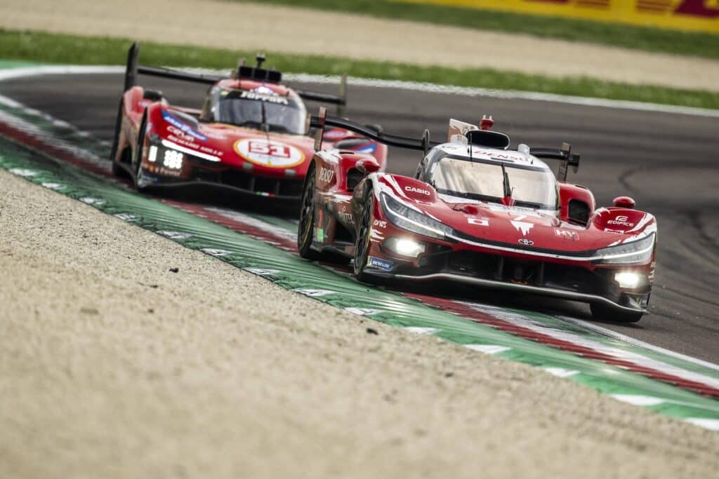 La Toyota #7 e la Ferrari #51 a Imola (© FIA WEC / DPPI)