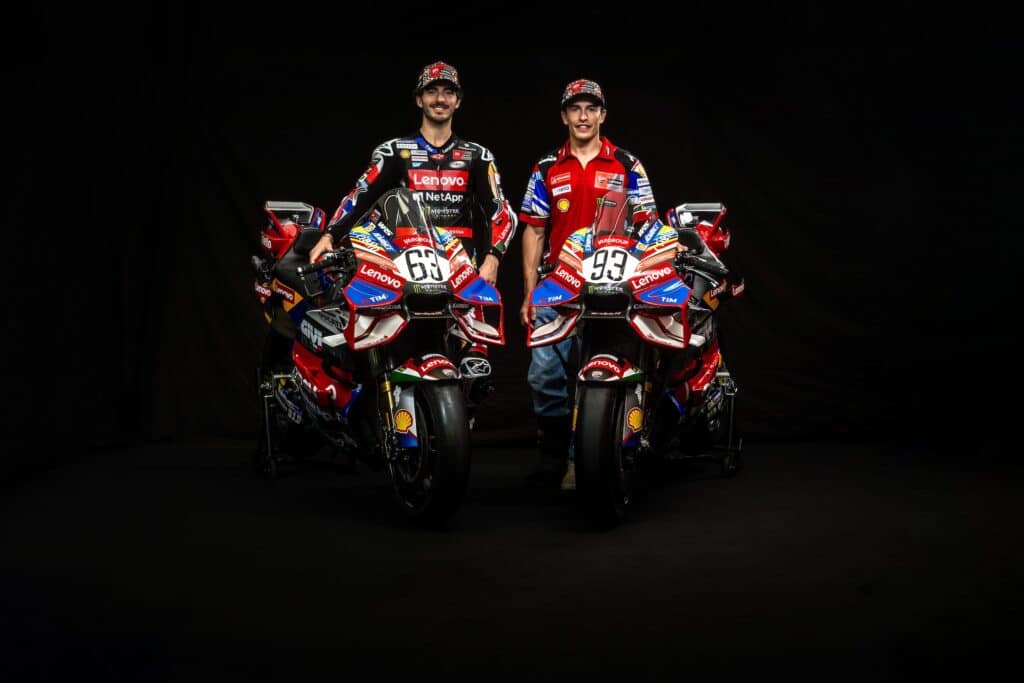 Francesco Bagnaia e Marc Marquez con le Desmosedici 2026 nella livrea 100 anni Ducati (© Ducati Media House)