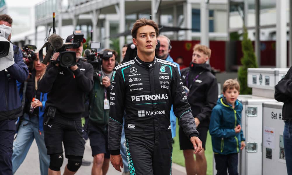 George Russell amareggiato dopo il ritiro nel GP del Canada (© mercedesamgf1.com Media Centre)