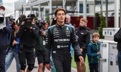 George Russell amareggiato dopo il ritiro nel GP del Canada (© mercedesamgf1.com Media Centre)