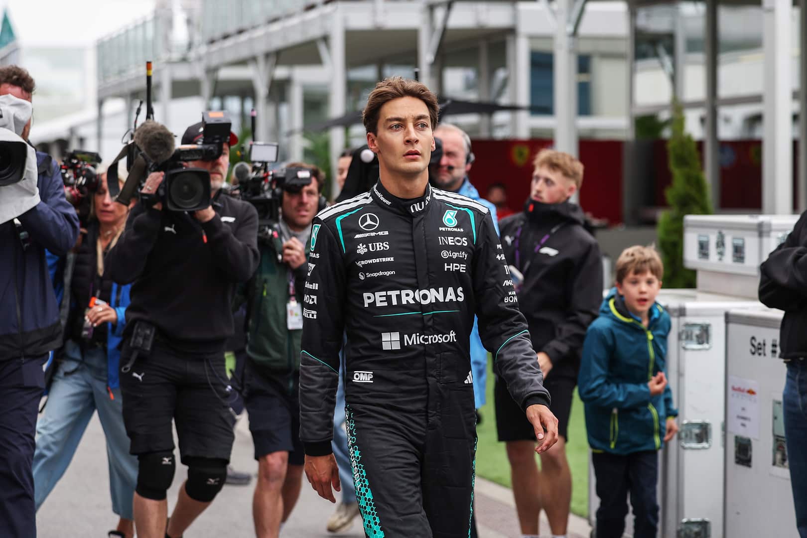 George Russell amareggiato dopo il ritiro nel GP del Canada (© mercedesamgf1.com Media Centre)