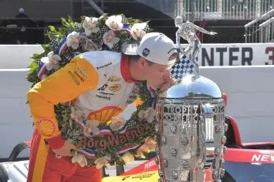 Josef Newgarden vincitore dell' Indy 500 2023 mentre bacia il trofeo Borg-Warner (©borgwarner.com)