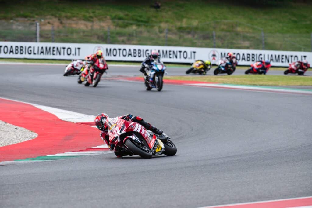 Michele Pirro davanti a tutti in Gara 1 al Mugello (© CIV)