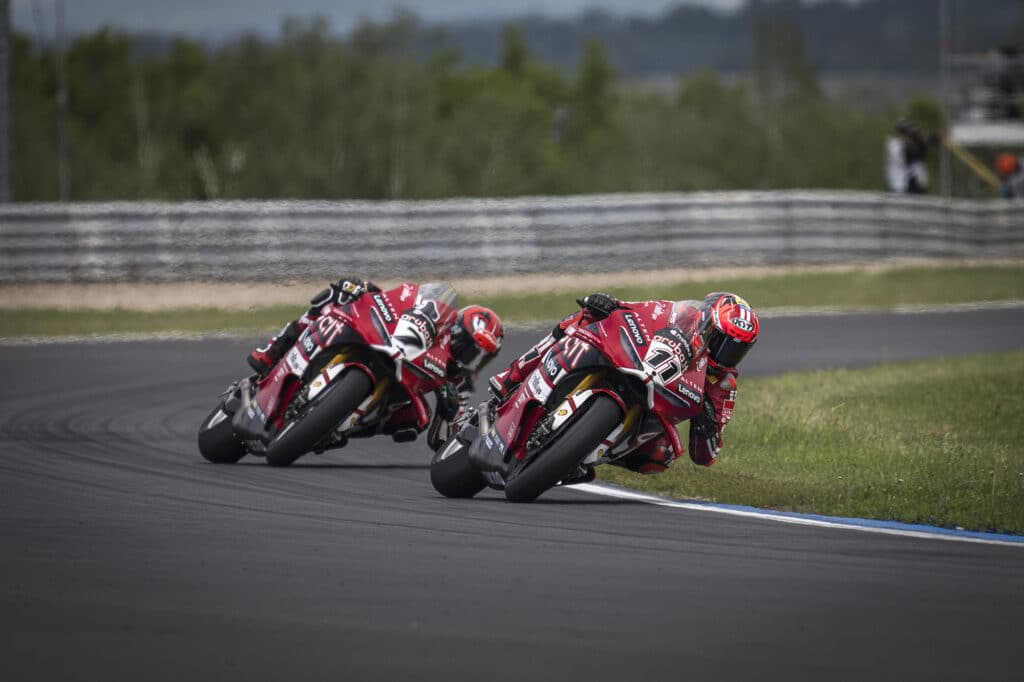 Nicolò Bulega e Iker Lecuona in azione a Most