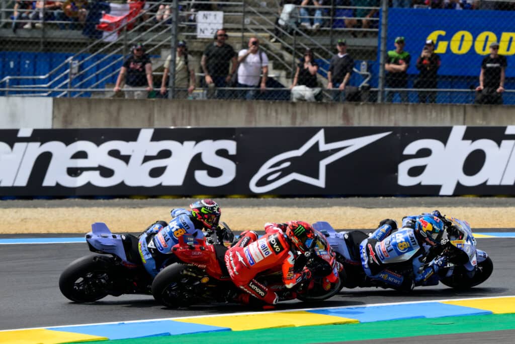 Alex Marquez, Fermin Aldeguer e Marc Marquez in azione a Le Mans nel 2025