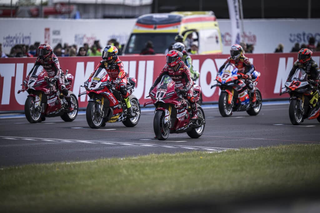 La partenza della Superpole Race con Nicolò Bulege, Yari Montella e Iker Lecuona