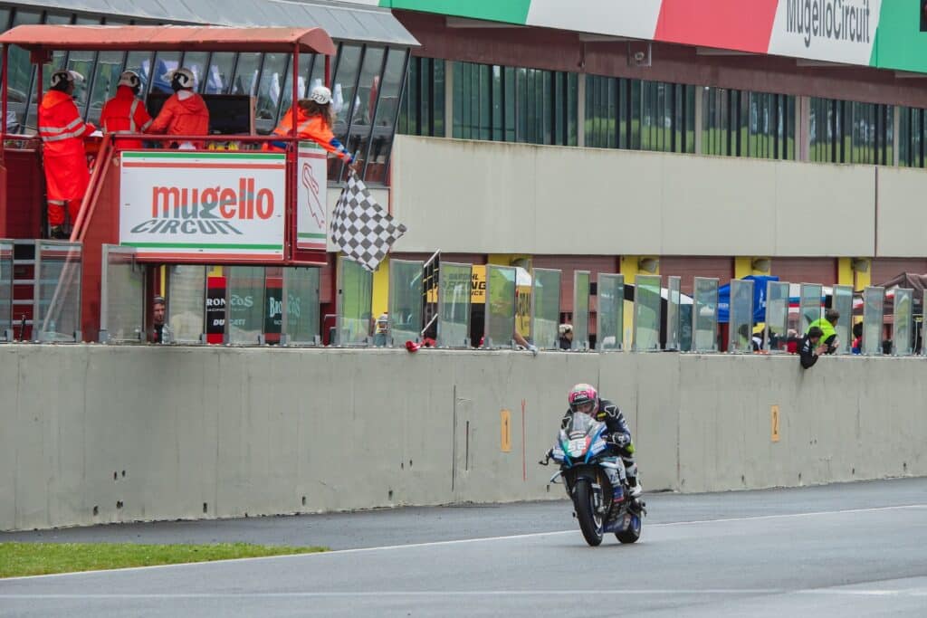 Alessandro del Bianco sotto la bandiera a scacchi in Gara 2 (© CIV)