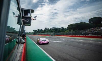La Lambo dell'Oregon Team sotto la bandiera a scacchi (© Lamborghini)