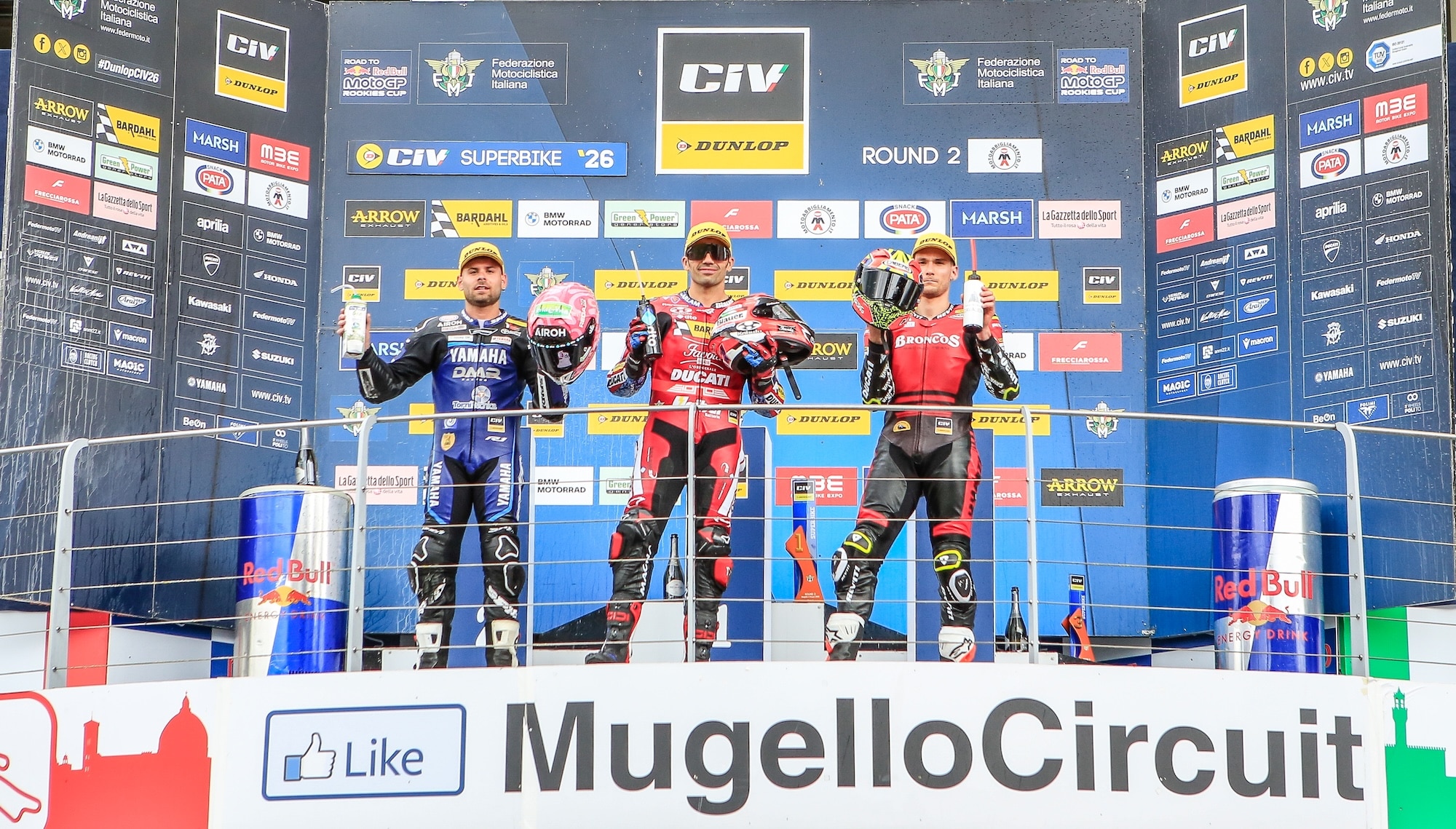 Il podio di Gara 1 del CIV Superbike al Mugello con Pirro e, a sx, Delbianco (© CIV)