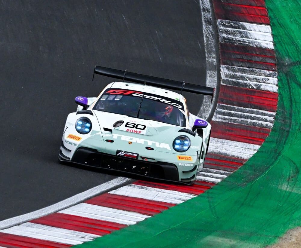 Porsche #80 in azione a Brands Hatch