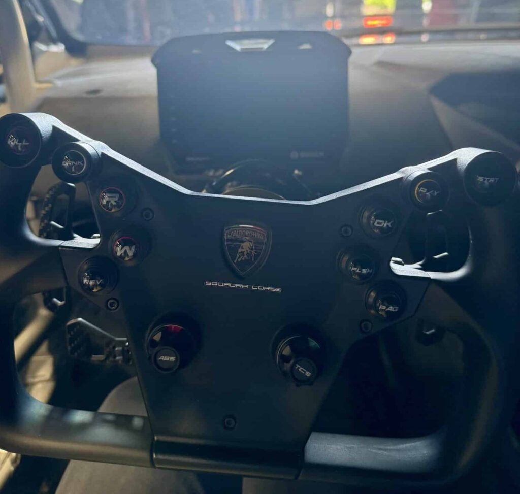 Il cockpit e il volante della Lamborghini Temerario Super Trofeo (© 1000 Cuori Motori)