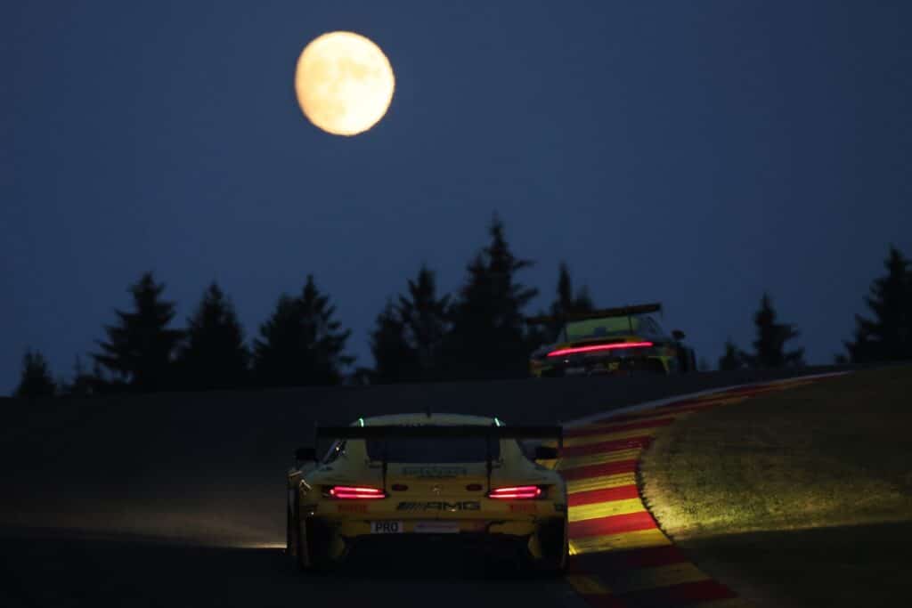 La #48 Mercedes-AMG MANN FILTER illuminata dalla luna a Spa (© SRO/JEP)