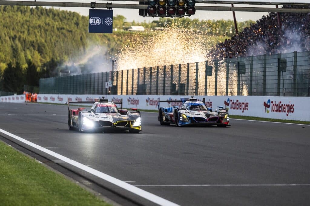Le due BMW del Team WRT sulla linea del traguardo nella 6 Ore di Spa WEC 226 (© DPPI/FIA WEC)