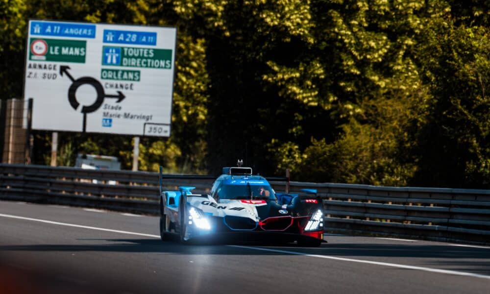 La BMW #15 di WRT in azione a Le Mans