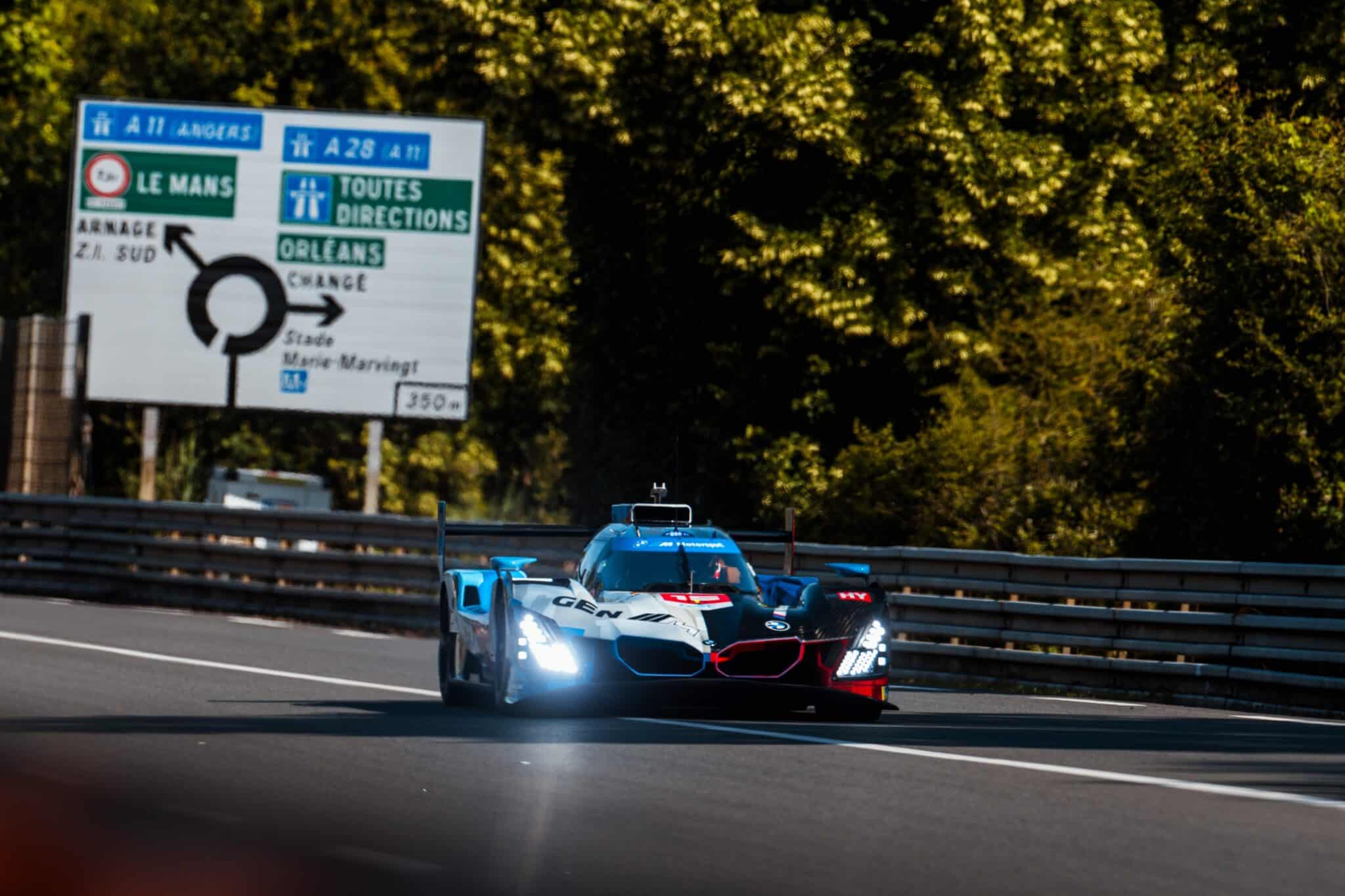 La BMW #15 di WRT in azione a Le Mans