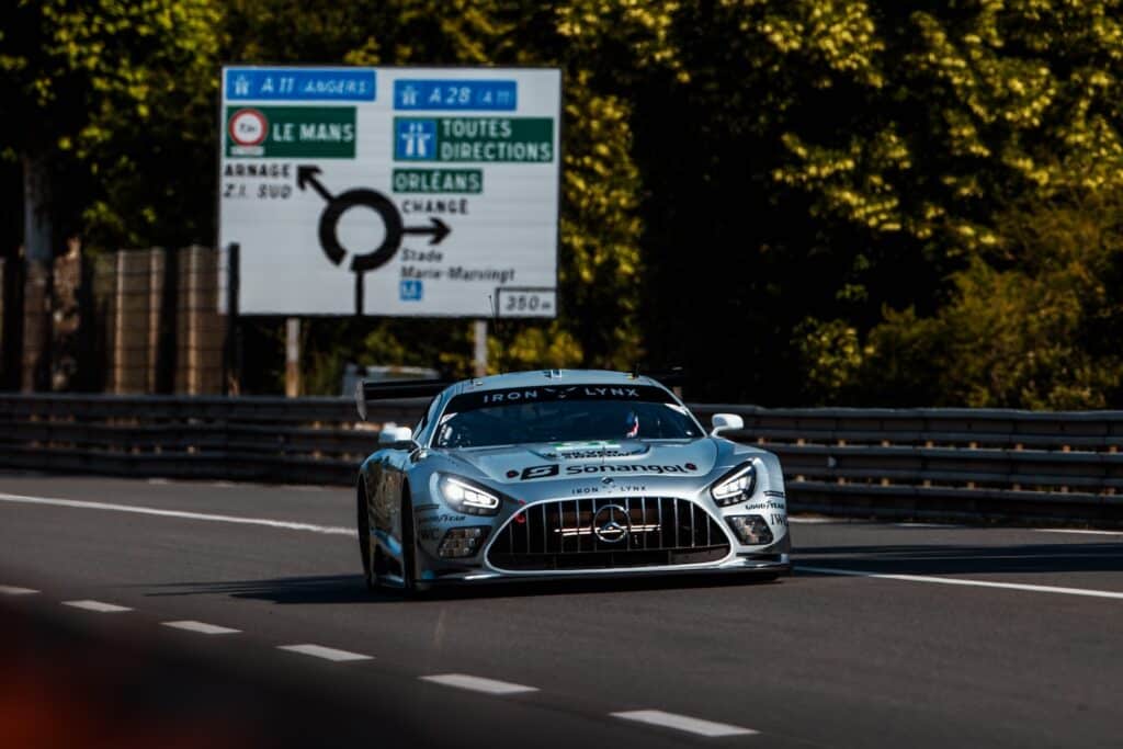 La #61 Mercedes Iron Lynx sul rettilineo de les Hunaudieres (© FIA WEC / DPPI)