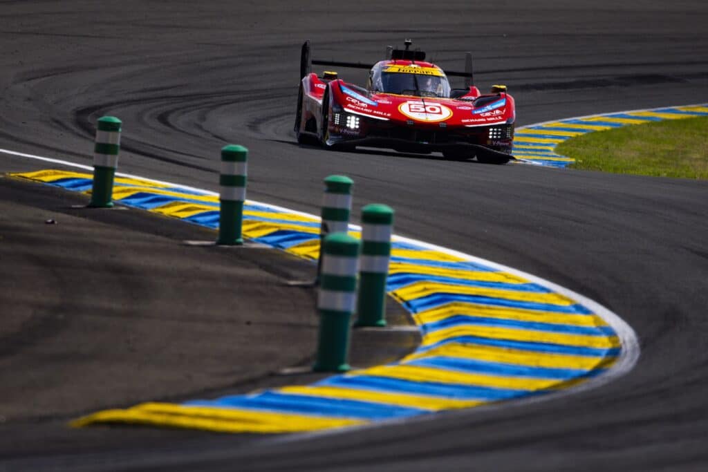 La Ferrari #50 impegnata nelle Esses de la Forete a Le Mans (© FIA WEC / DPPI)