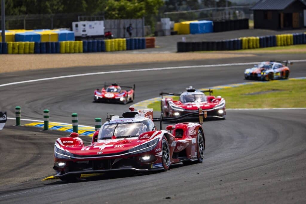 Una Ferrari dietro le due Toyota a Le Mans (© FIA WEC / DPPI)