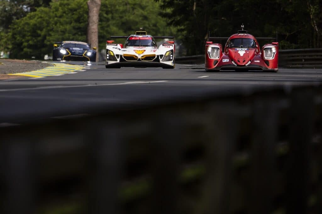 A destra, la #99 "Rockie" di AO by TF. A sinistra, la #20 BMW (© FIA WEC / DPPI)