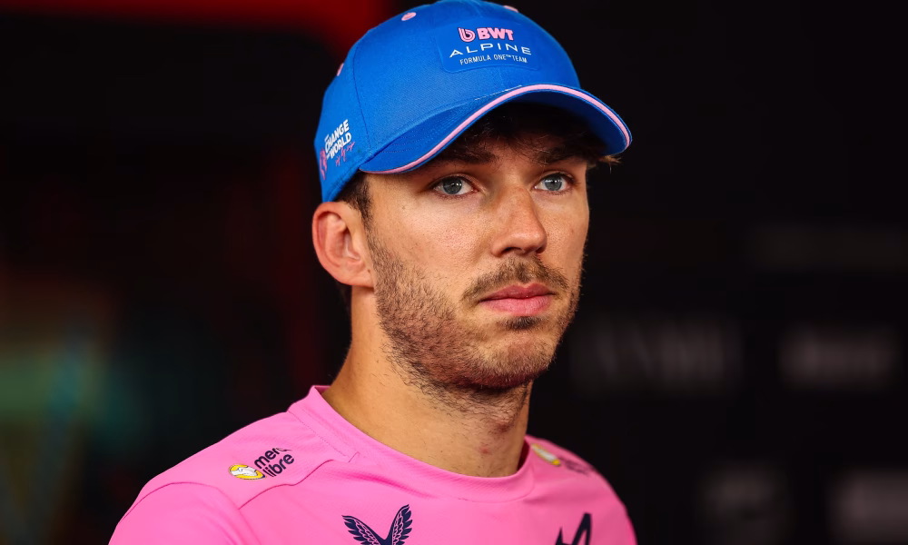 Pierre Gasly in lacrime dopo aver perso il terzo posto al Gran Premio di Monaco 2026 (© formula1.com)