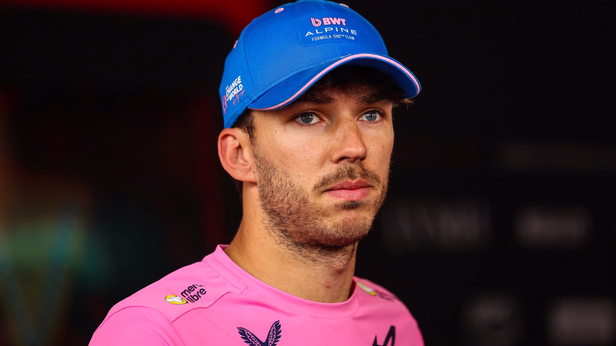 Pierre Gasly in lacrime dopo aver perso il terzo posto al Gran Premio di Monaco 2026 (© formula1.com)