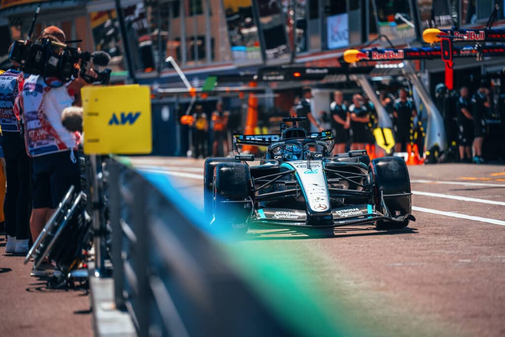 George Russell nella corsia dei box a Monaco (© Mercedes AMG F1 Media Centre)
