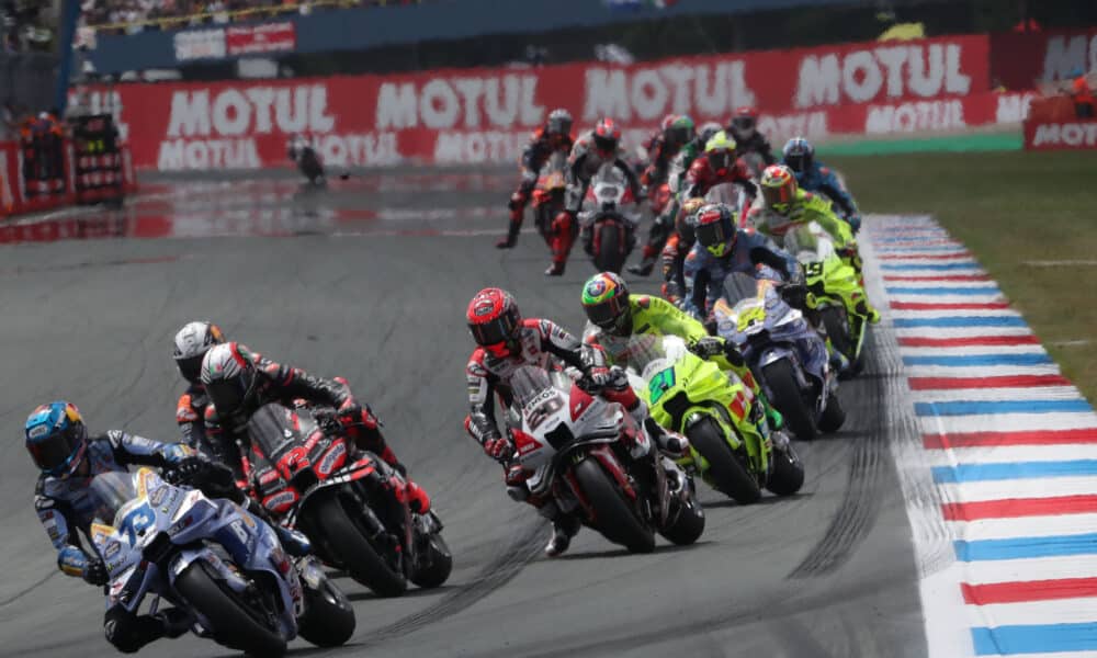La MotoGP in azione as Assen nel 2025