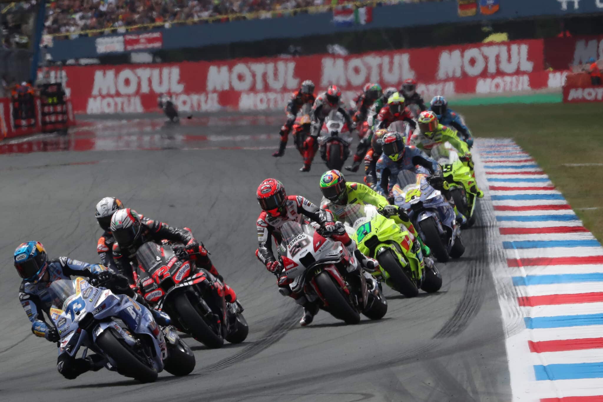 La MotoGP in azione as Assen nel 2025