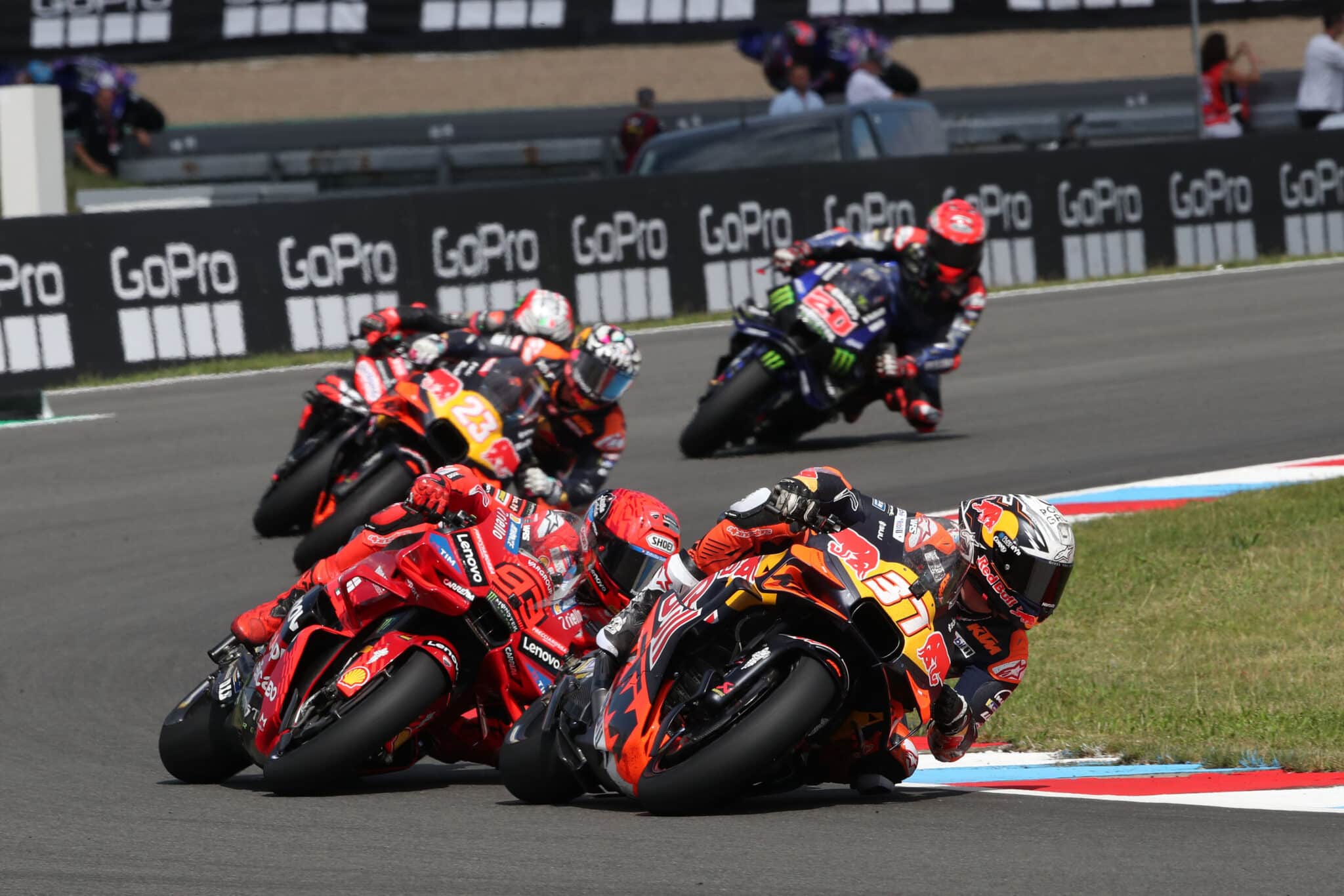 Acosta e Marquez in azione nel GP del 2025
