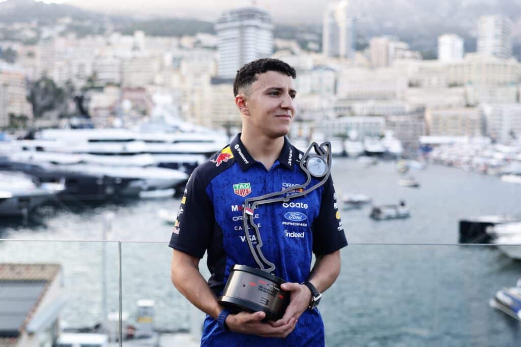 Hadjar con il trofeo del terzo posto di monaco (© Red Bull Content Pool)