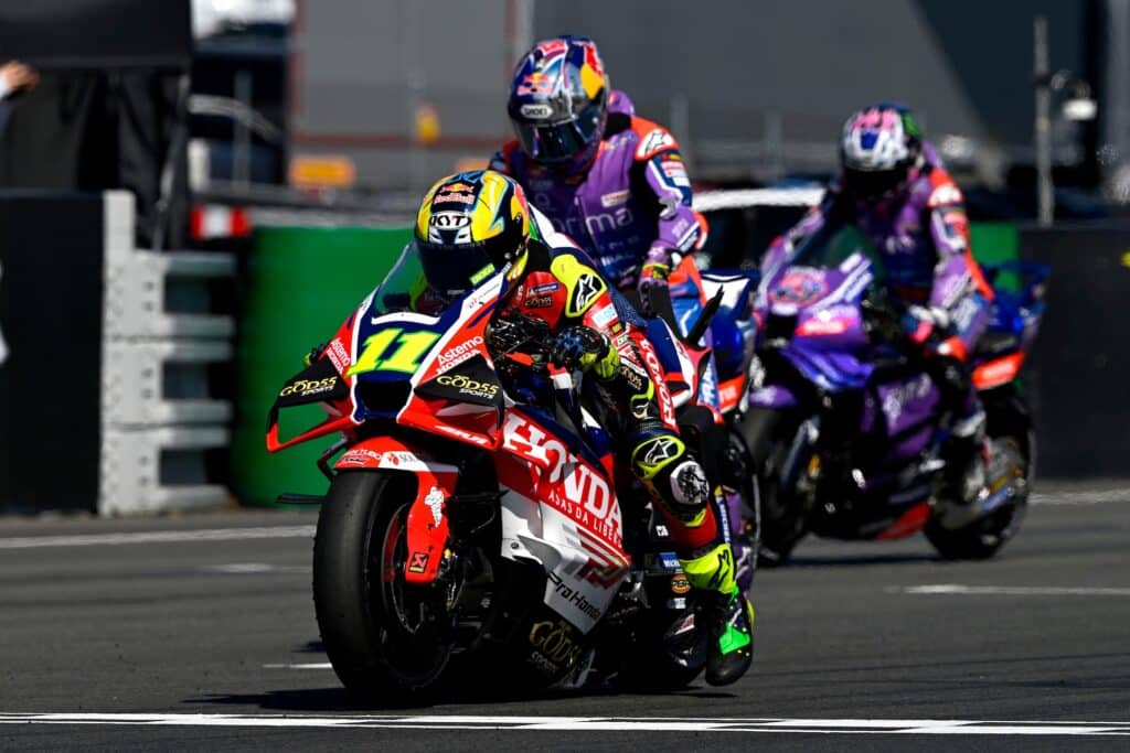 Diogo Moreira e i due piloti Yamaha Pramac a Brno (© Red Bull Content Pool)