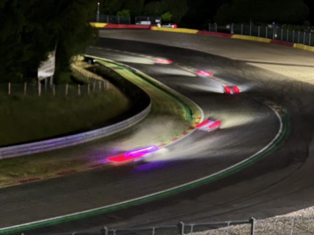 Pouhon di notte durante la 24 Ore di Spa (© 1000 Cuori Motori)