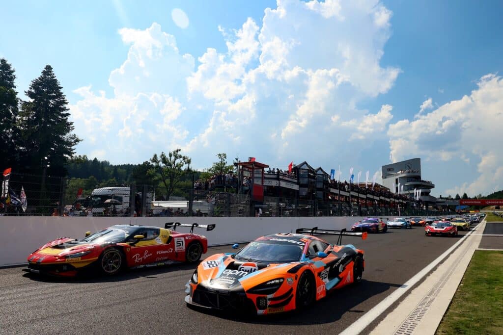 La #51 Ferrari e la #58 McLaren al via della 24 Ore di Spa 2026 (© SRO/JEP)